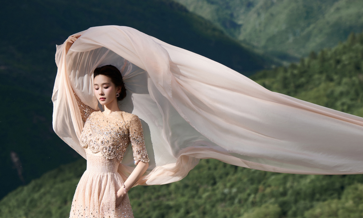 X88 casino và khoảnh khắc thời trang ấn tượng của Lưu Thi Thi giữa thung lũng Cửu Trại Câu - hình ảnh - x88beta.com