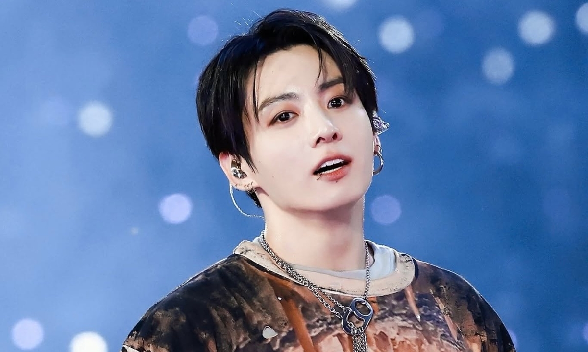 Jungkook BTS diện jeans rách của nhà thiết kế Việt Xi Quan Lê trên sân khấu - hình ảnh - x88beta.com Jungkook BTS diện jeans rách của nhà thiết kế Việt Xi Quan Lê trên sân khấu - hình ảnh - x88beta.com