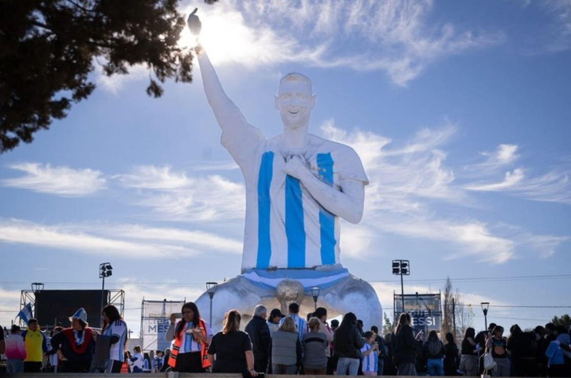 Argentina khánh thành tượng Messi cao 26 mét: góc nhìn mới cho người chơi Việt - hình ảnh - x88beta.com Argentina khánh thành tượng Messi cao 26 mét: góc nhìn mới cho người chơi Việt - hình ảnh - x88beta.com