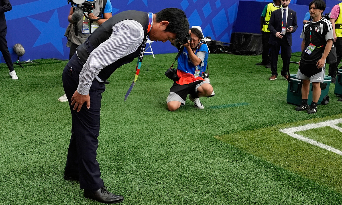 HLV Nhật Bản cúi đầu tri ân khán giả ở World Cup 2026 - hình ảnh - x88beta.com HLV Nhật Bản cúi đầu tri ân khán giả ở World Cup 2026 - hình ảnh - x88beta.com