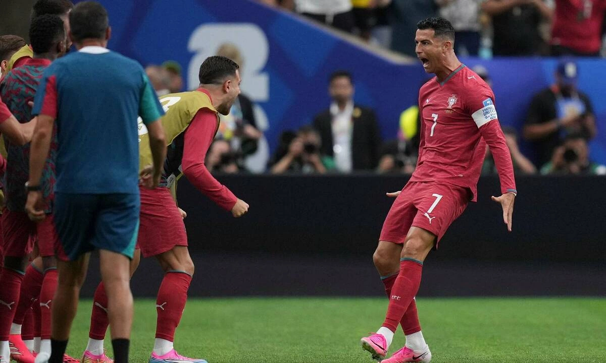 Ibrahimovic Chê Ronaldo: ‘Cứ Như Vừa Từ Hành Tinh Khác Trở Về’ - hình ảnh - x88beta.com