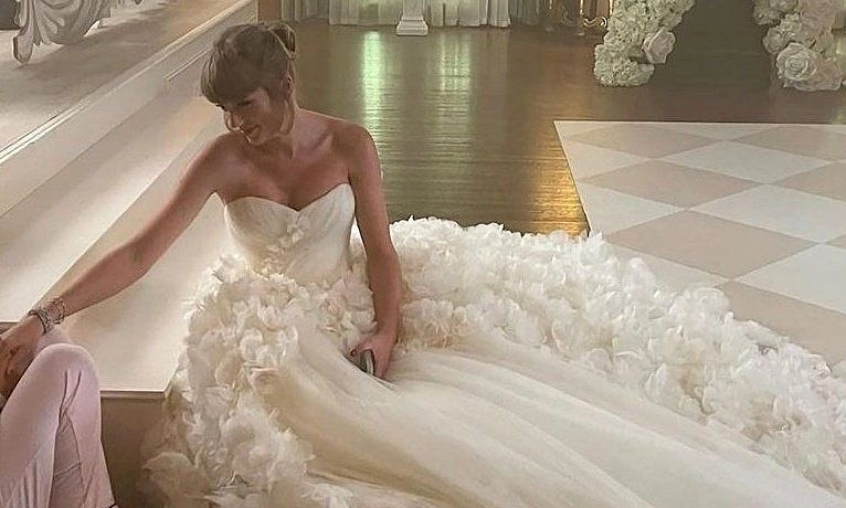 Taylor Swift diện đầm cưới Dior trong hôn lễ với Travis Kelce - hình ảnh - x88beta.com Taylor Swift diện đầm cưới Dior trong hôn lễ với Travis Kelce - hình ảnh - x88beta.com